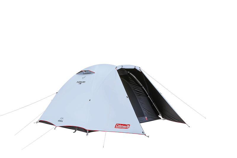 会場内のテントやシェードに設けられた仮眠スペースを使う