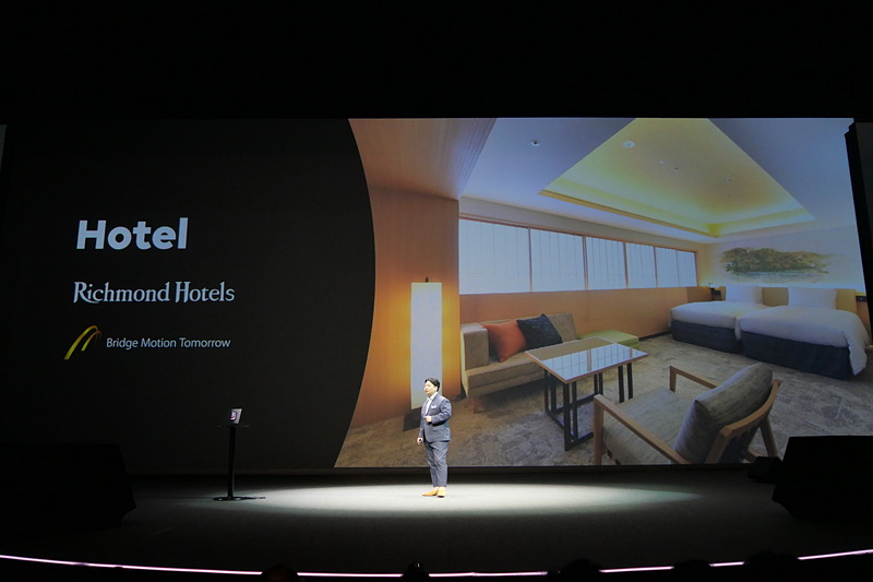 リッチモンドホテルと提携し、客室にLINEのスマートスピーカー「Clova」を設置し、周辺情報検索、室内照明やテレビなどを声でコントロールする機能などを提供予定