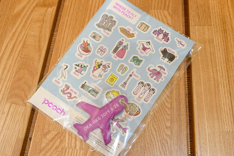 記念品として、日付の入ったフライトタグとシールが配られた