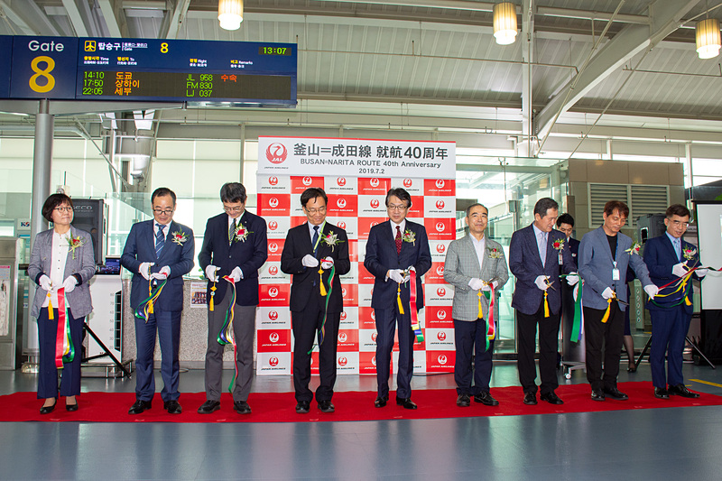 記念のテープカット