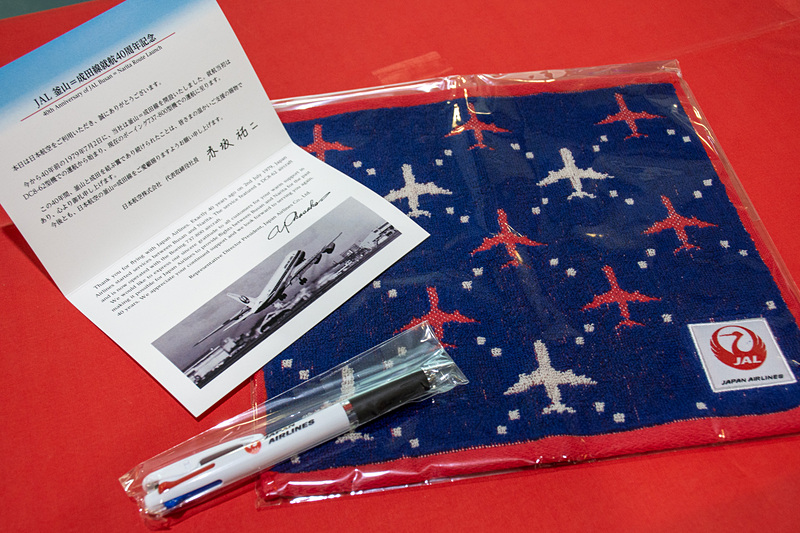 この日の搭乗客には、記念品として搭乗証明書、タオル地のハンカチ、ボールペンを手渡した