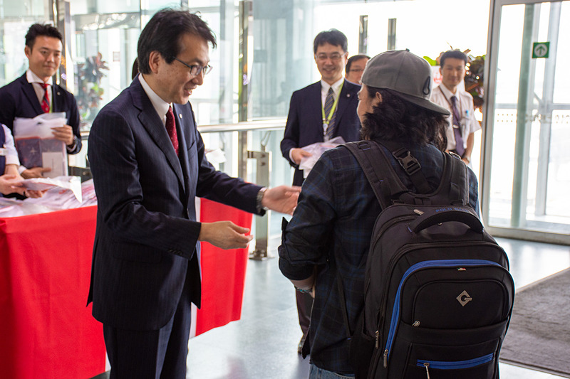 阿部孝博氏らがゲート前で乗客一人一人に笑顔で記念品を手渡した