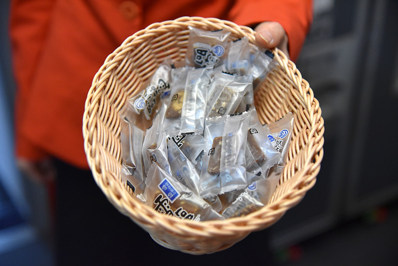 降機時や機内で新規就航を祝い、雪塩黒糖を配布