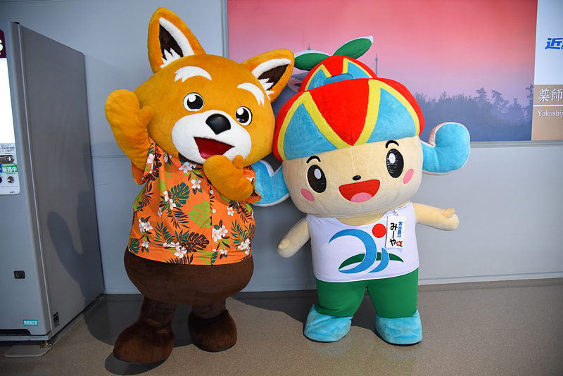 就航セレモニーが17番搭乗ゲート前にて行なわれた。マスコットキャラクターたちもスタンバイ