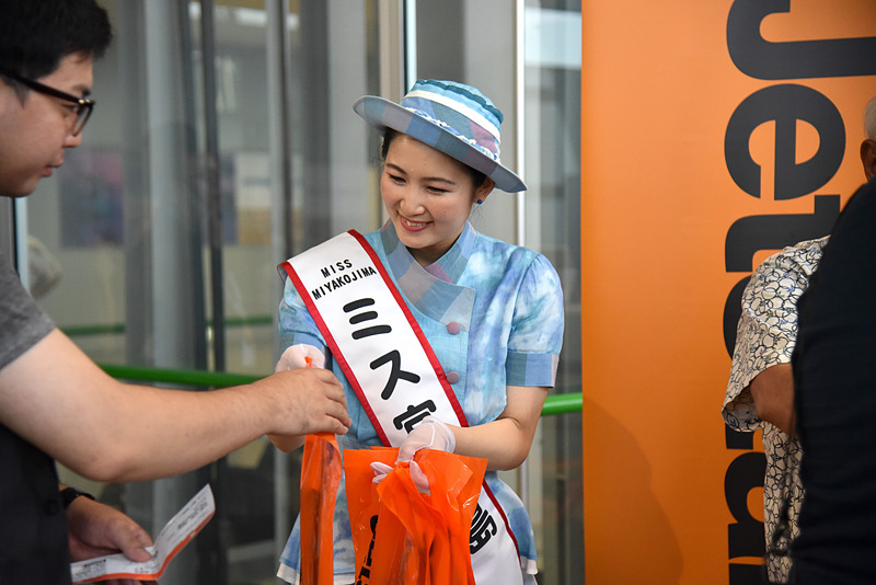 一人一人に丁寧に渡していく