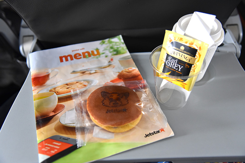 「ジェットスターオリジナルなごみどらやき」と紅茶をもぐもぐ