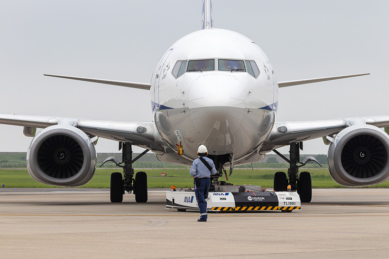 ANAは佐賀空港において「Spacer8600」によるリモコン式の遠隔操作によるプッシュバックを開導入。報道公開した