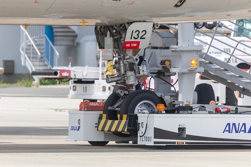 搭乗が終わり出発が可能になったところで前輪が持ち上げられ、Spacer8600に固定される