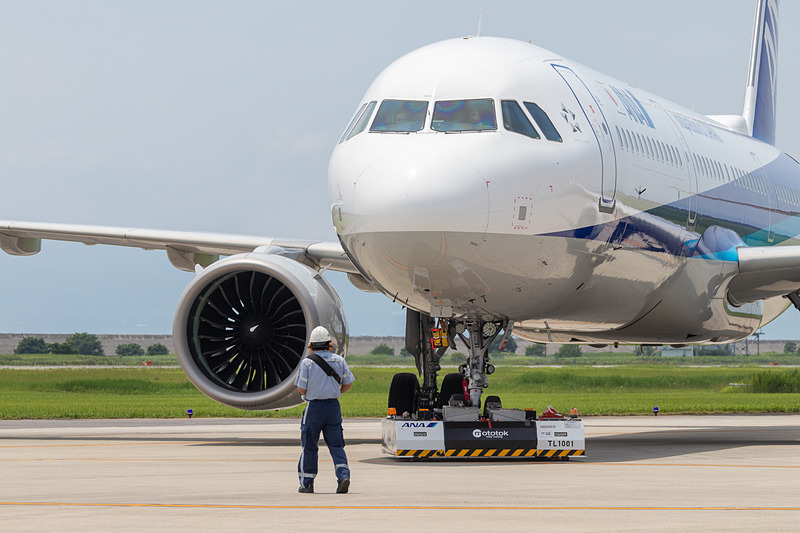 ANAはリモコン式の電動車両による移動、けん引作業を佐賀空港で導入した