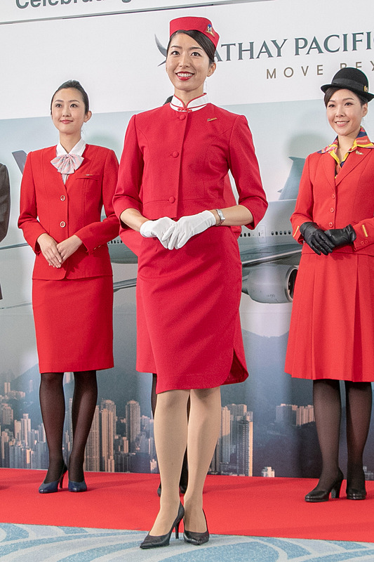 「プロペラ機からジェット機への時代」にチャイナ服をモチーフに初めて赤色を採用した1962年～1969年の制服