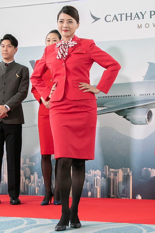 エルメスがデザインした1983年～1990年の制服。この世代から帽子がなくなり、シニアスタッフは紺、ジュニアスタッフは赤という色使いになった