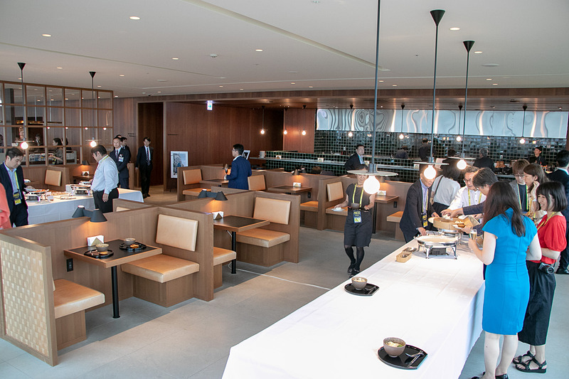 レセプションパーティがキャセイパシフィックラウンジで開かれた