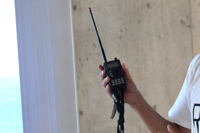 パイロットと管制官のやりとりを手持ちの無線で聞いて今後の動きを把握