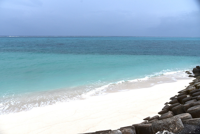 干潮時のみ現われる白い砂浜も見ることができた