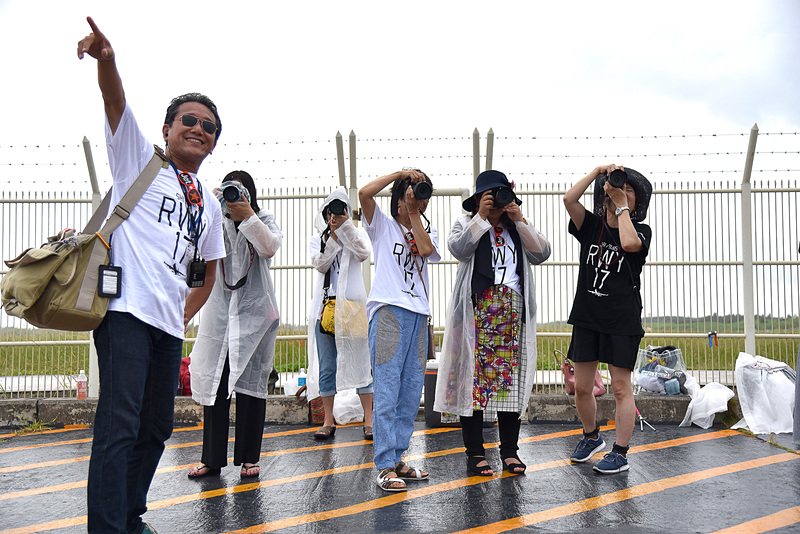 機体が見え始めると一斉にカメラを構え、スタンバイ！