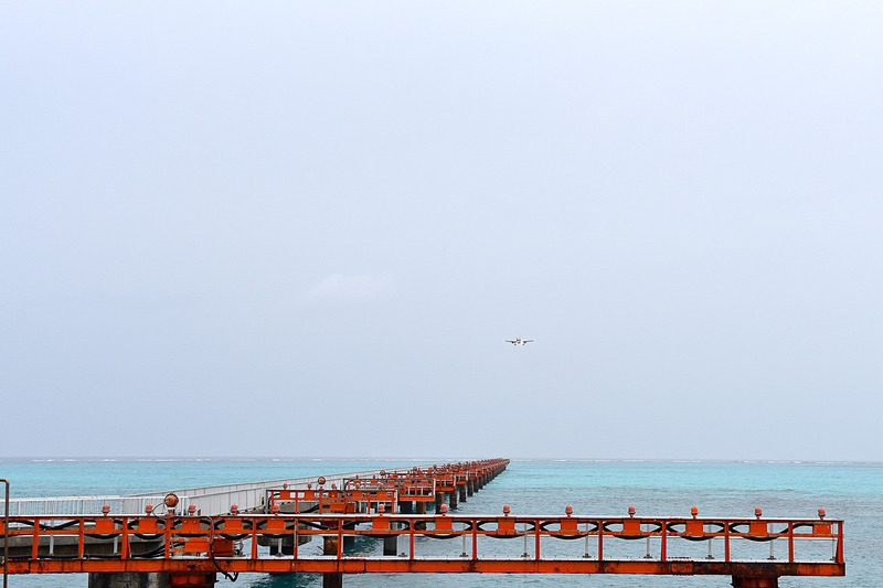 ライトがキラリと光り、機体が近づいてきたことが分かる