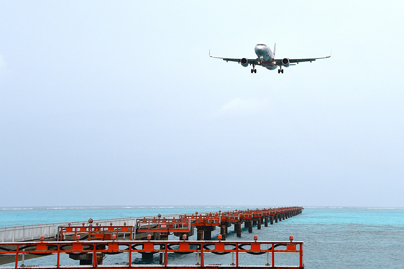 被写体を狙うシャッター音が鳴り響くなか、機体がより近くに