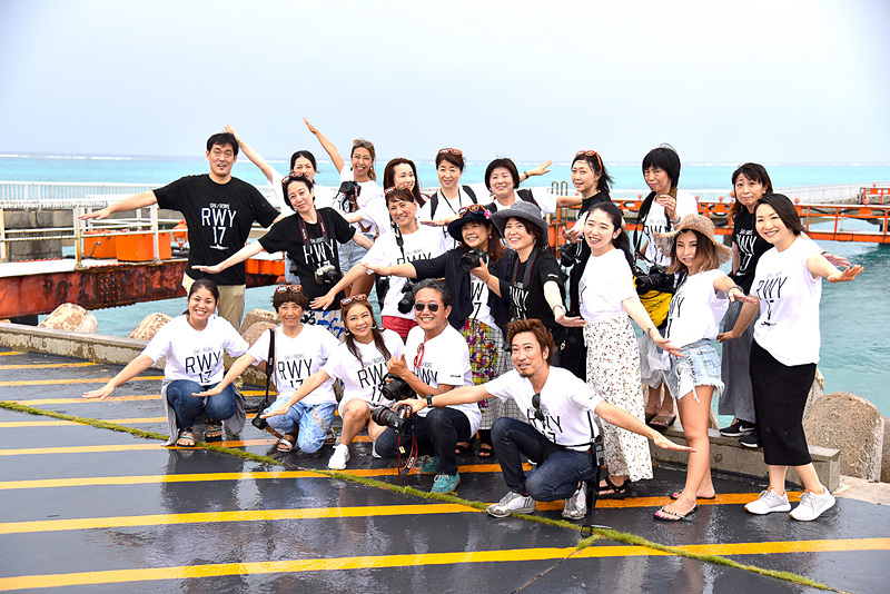 ジェットスターを意識した飛行機ポーズでスタッフらとも一緒に