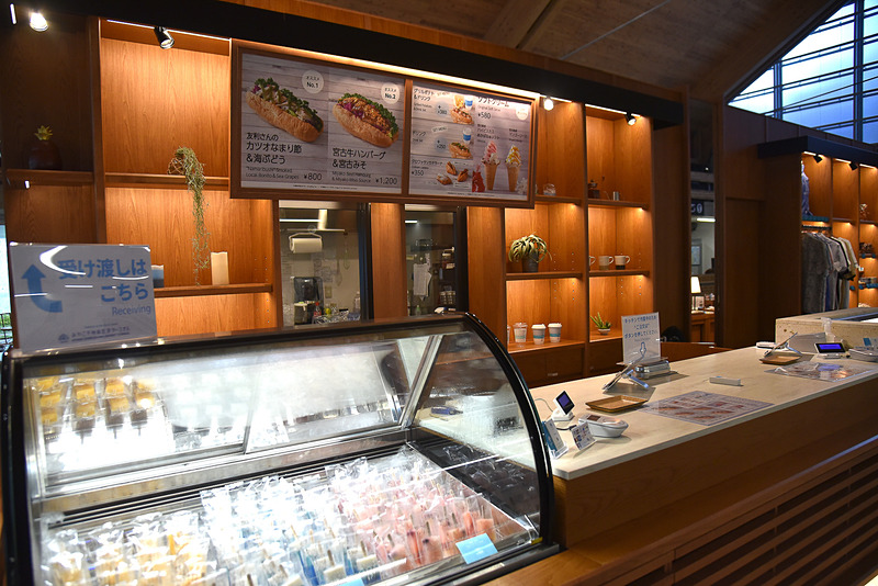 チェックインカンター横でご当地メニューが味わえるカフェ「coral port Grab & Go」