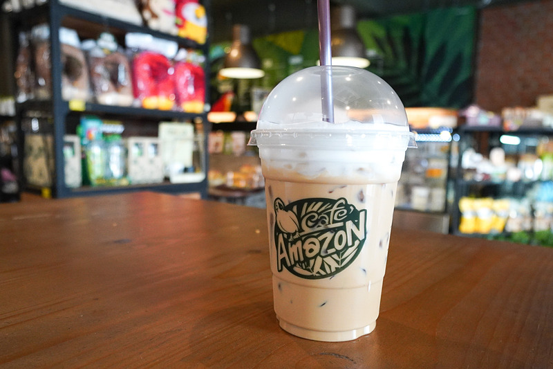 Cafe Amazonで休憩。こちらのカプチーノはかなり激甘
