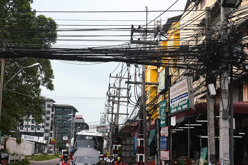 この電線の束を見るとタイに来た実感がわく