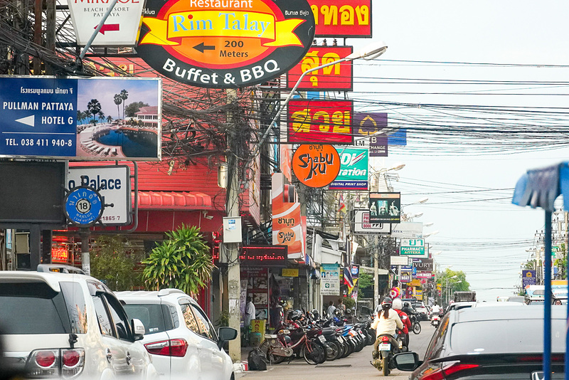 ノースパタヤの商店街。看板がどハデ