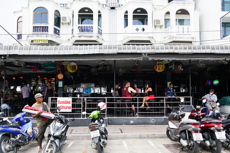 オープンなバー。これはきっと夜になるともっとにぎわう