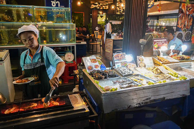 夜の食事は屋台でも楽しそうだ