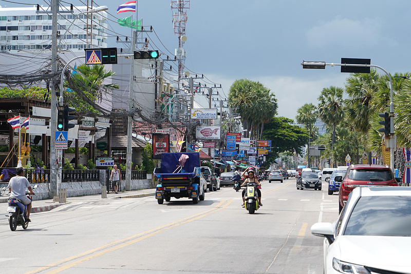 ビーチ沿いの道。こちらは一方通行ではない