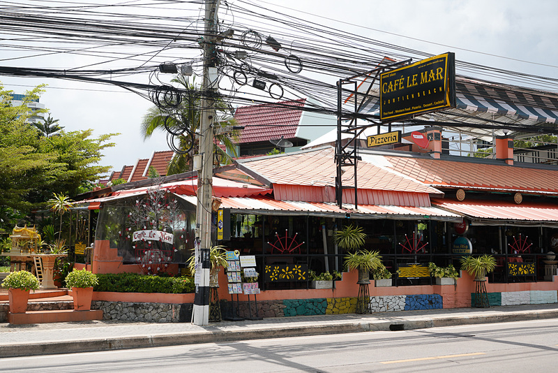 通りにはオシャレなレストランもある