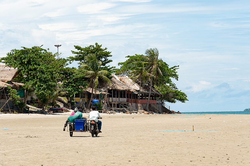 砂浜を走っているバイクを見かけた