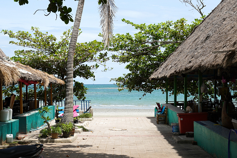 レストラン越しに見るビーチもキレイ