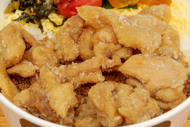 地元の地鶏「紀州うめどり」の唐揚げが、これでもかと盛り付けられている