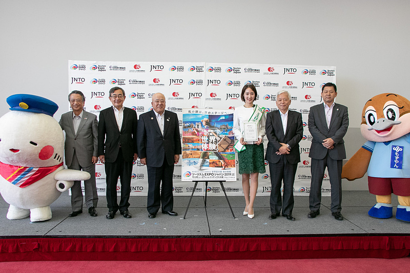 関西エアポートグループ公式キャラクター 「そらやん」、大阪府広報担当副知事「もずやん」が駆けつけての記念撮影