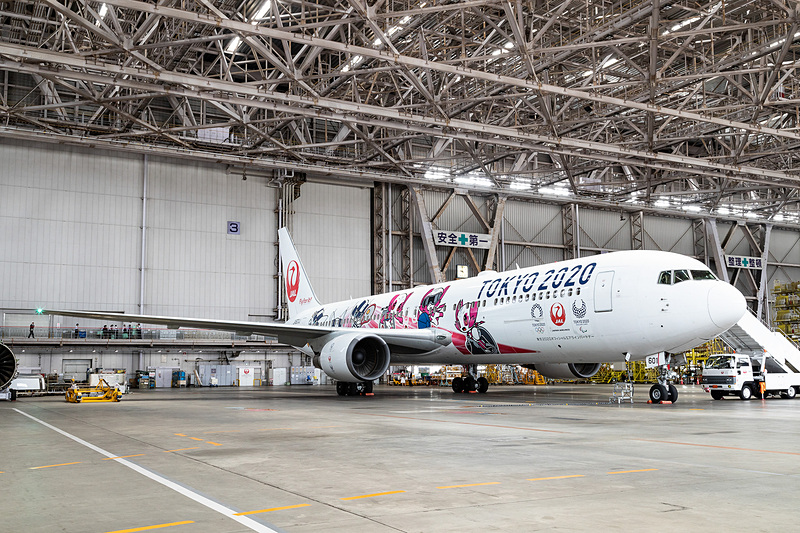 左側面にはスポーツクライミングをプレーするミライトワなどが描かれる