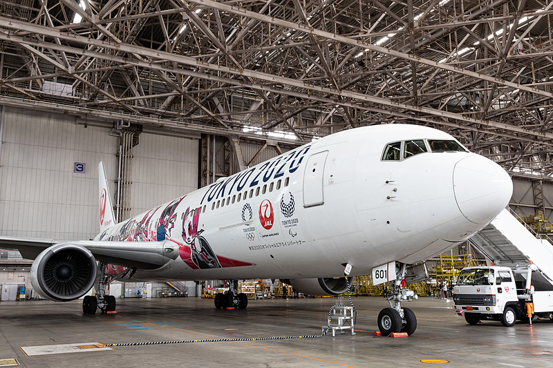 左側面にはスポーツクライミングをプレーするミライトワなどが描かれる