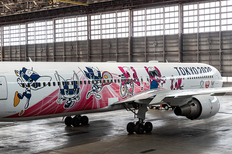 左側面にはスポーツクライミングをプレーするミライトワなどが描かれる