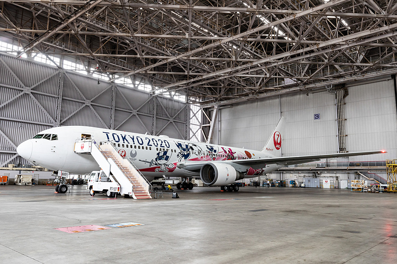 右側面には車いすテニスをプレーするソメイティなどが描かれる