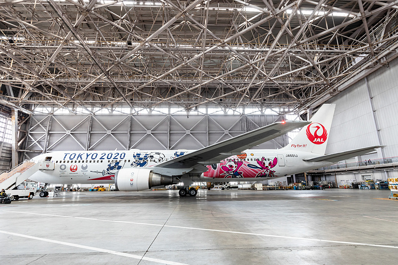 右側面には車いすテニスをプレーするソメイティなどが描かれる