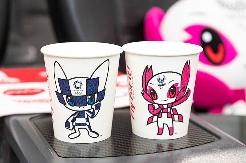 ドリンクサービスに使用される紙コップも専用デザイン
