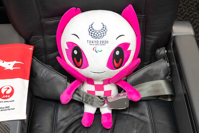 ミライトワとソメイティのぬいぐるみ。空席があるときは座席で出迎えてくれるという