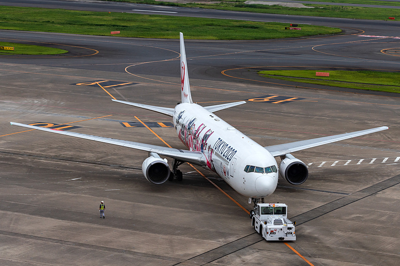 初便は福岡行きのJL323便