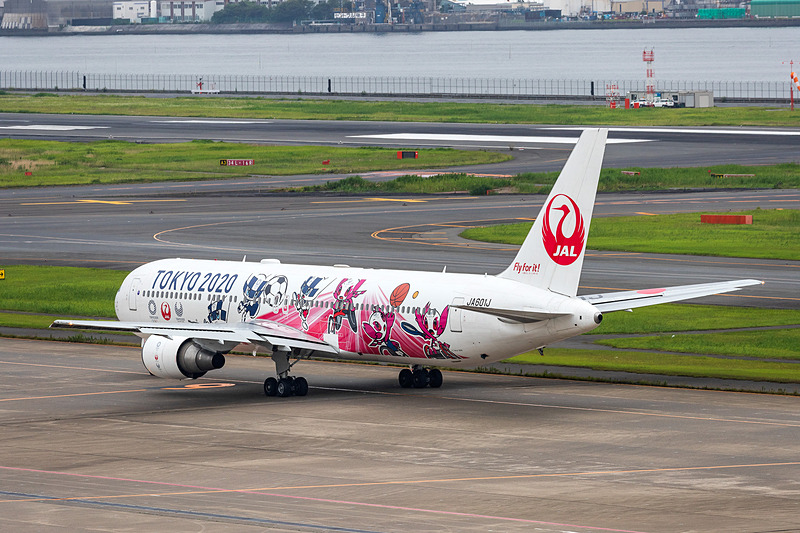 初便は福岡行きのJL323便