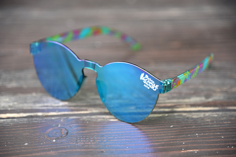 「ファッション用グラス」で強い日差しのなかでもしっかりステージを見ることができる