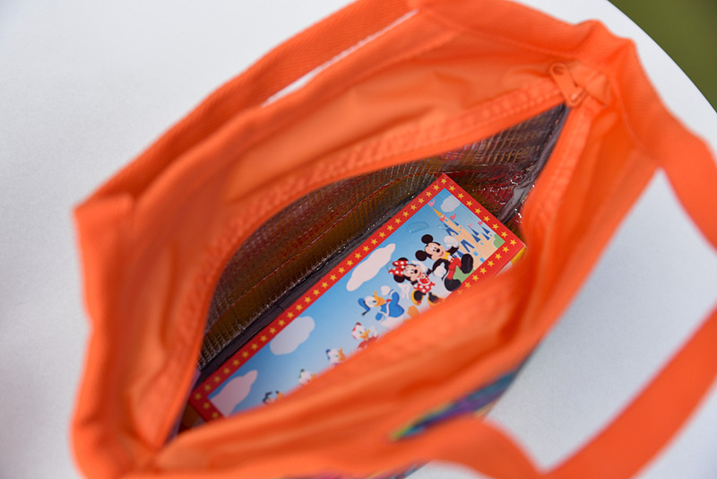 内側は保冷仕様。セットも余裕で入るサイズ感と幅広のマチが使いやすい