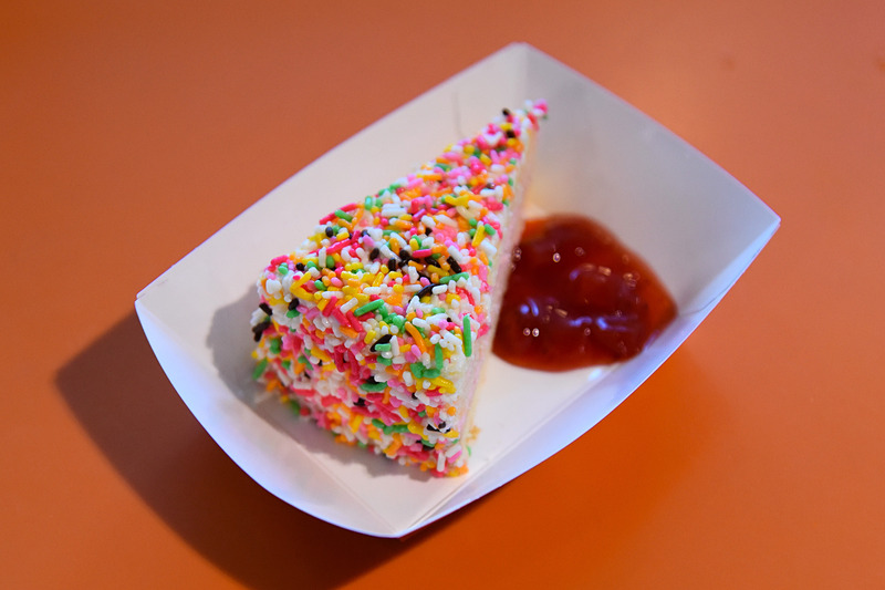 ビビットな配色のチョコスプレーでケーキがカラフルなジャングルに。「ストロベリークリームケーキ、スーベニアプレート付き」