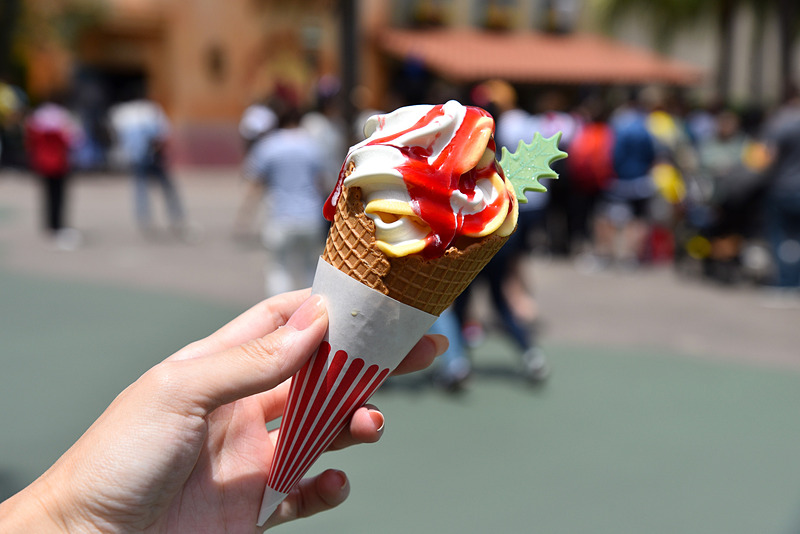 炎をイメージしているが、実は優しい味わいの「マンゴー＆ミルクソフトクリーム、ラズベリーソース」