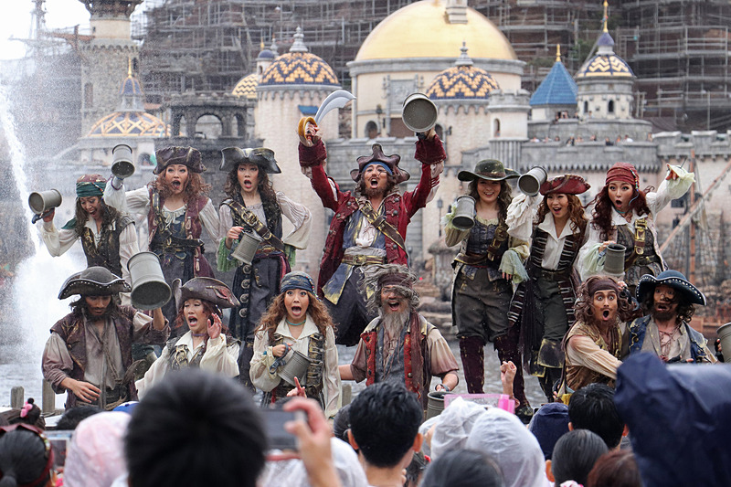 和解を祝うにぎやかな宴会がスタート！