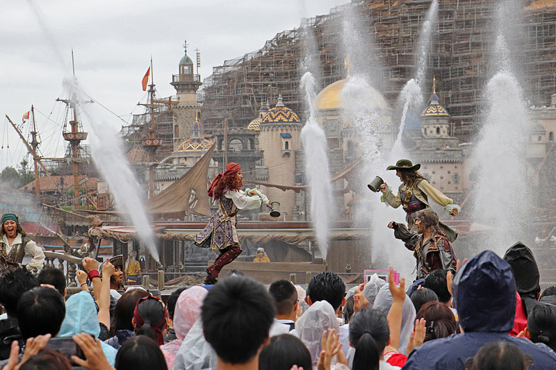 さらに放水増量。周回している船からも放水が！