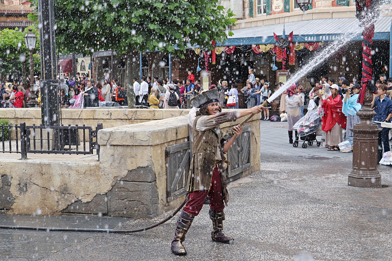 湾から離れていてもホースで放水されるので気が抜けない！